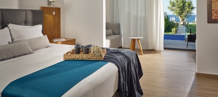 Luxury Suite with Shared Pool