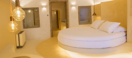 4 Deluxe Cliff Cave Suite (Indoor Massage Pool)