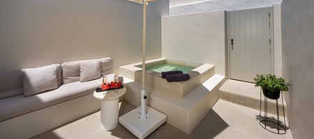 Honeymoon Suite private Outdoor Hot Tub and Indoor Heated Pool
