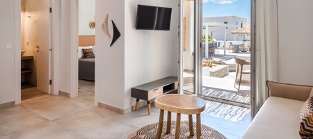 Deluxe apartment with private balcony and pool view
