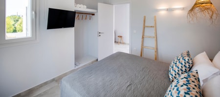 Deluxe apartment with 2 balconies and partial sea view
