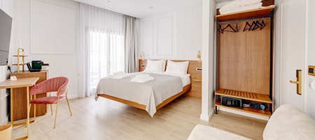 LuceViva (Ermoupolis views & Private Balconies - Perfect for Families or Group of Friends)