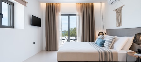 Two-Bedroom Suite with Sea View and Balcony 2 Bathrooms (code 1003-4)