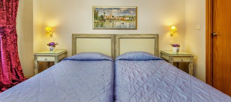 TWIN ROOM