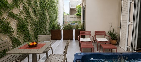 Luxury Two-Room Apartment with Private Backyard & Jacuzzi (Nr 4)
