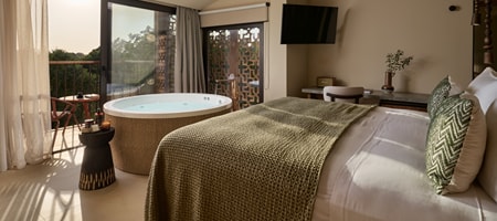 Luxury Suite with heated Jacuzzi & Panoramic view
