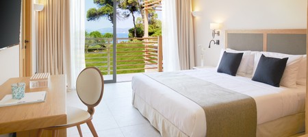 Seafront Suite Hot Tub | Nest Grove Rooms Villas & Suites
