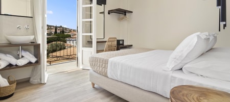 Deluxe room with a balcony & view