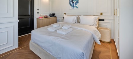 PRESIDENTIAL  Suite With Spa Bath 301