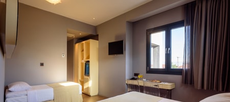 Elegant Triple Room with City View