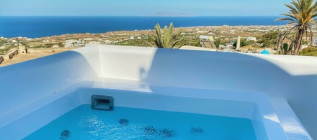 Luxury Suite with private outdoor heated jacuzzi and Unlimited View