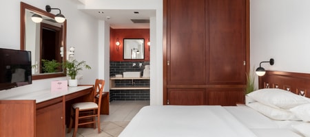 Ground Floor Poolside Apartment