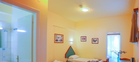 Connecting Studios | 4 Adults