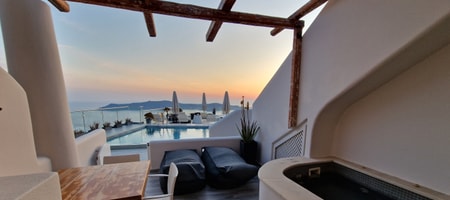 Modern Suites with Outdoor Jacuzzi and Caldera Sunset View