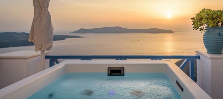 Goose: Apartment with Hot Tub and Caldera View