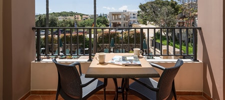 Deluxe One-Bedroom Apartment (2 Adults + 2 Children)