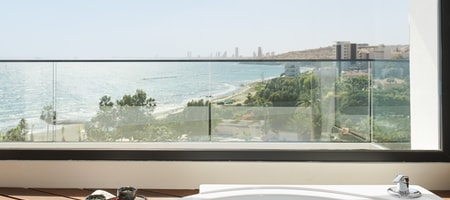 Signature One Bedroom Sea View Suite with Hot Tub