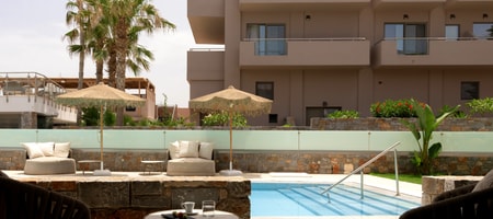 White Deluxe Swim Up Suite