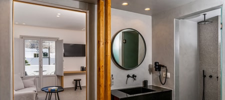 Junior suite jacuzzi with pool view