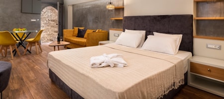 Zoe Suites / Pythagoras