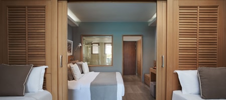 Family Room Sliding Door Swim up Pool View (Deluxe Area)