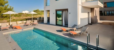 Elvoria IV - Luxury close to the sea!