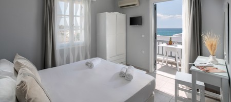Family Apartment of 4 guests on top Floor with Balcony partial Sea View