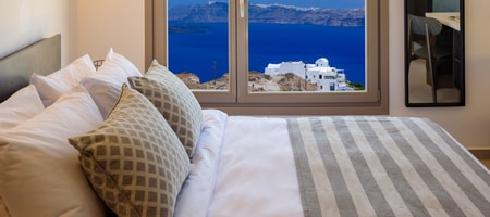 Panorama Suite with Heated Jacuzzi and Caldera View
