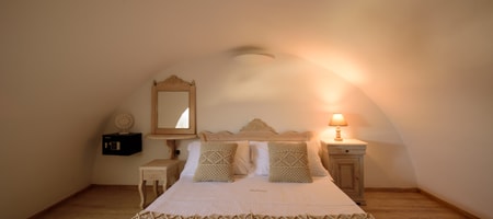 Premier Maisonette Cave Suite – Pool view