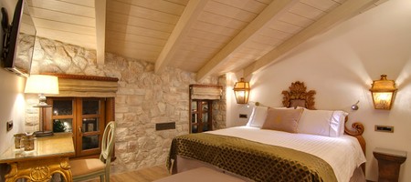 Deluxe King Room with Fireplace | Αρσάκειο