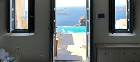 Poolfront Suite with Indoor Hot Tub & Caldera View