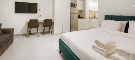 Snug studio apartment with pvt garden access III