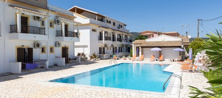 Dora Pool Studios 150m from the Beach