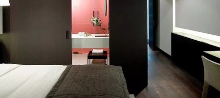 Deluxe room-The Met Hotel