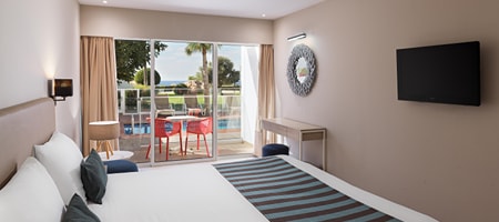 Executive Swim Up Suite with Executive Family Lounge Access
