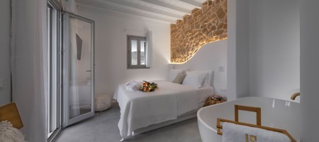 Executive Suite with Balcony and Freestanding Bath