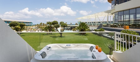 Superior Exclusive Pool or Sea View with Jacuzzi