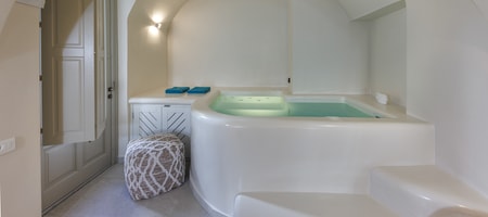Romantic Suite with Indoor Heated Plunge Pool