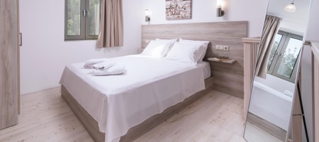 Maisonette House with Pool View - Disability Access | Ariadne