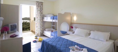 Family Room with bunk bed Garden View