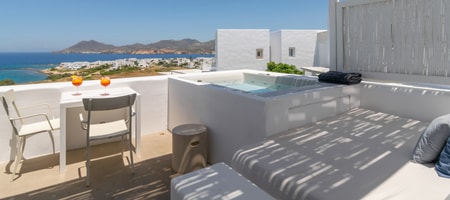 Deluxe room with outdoor jacuzzi and sea view
