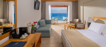 Frontal Deluxe Room with Sea View & Private Pool