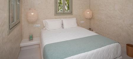 2. Deluxe Apartment with Side Sea View