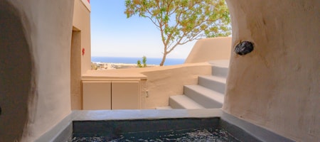 Exclusive Suite with outdoor cave jetted hot tub
