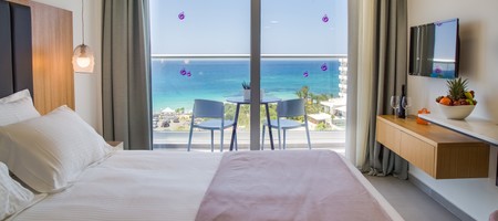 Standard twin or double room with sea view