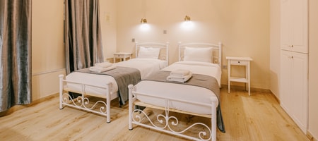 Phryne- Twin AMEA Room - Disability Access Ground Floor