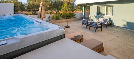 3-Bedroom Suite | Outdoor Jetted Pool