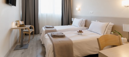 TWIN ROOM
