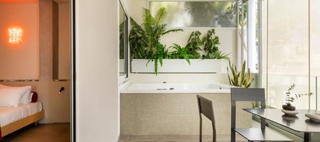 Pumbaa- Penthouse Suite with Hot tub