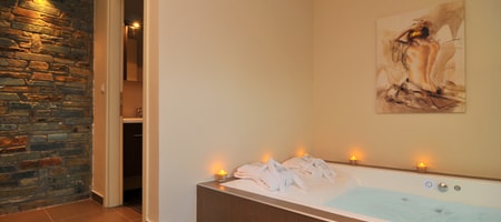 Suite – Split Level with Spa Bath